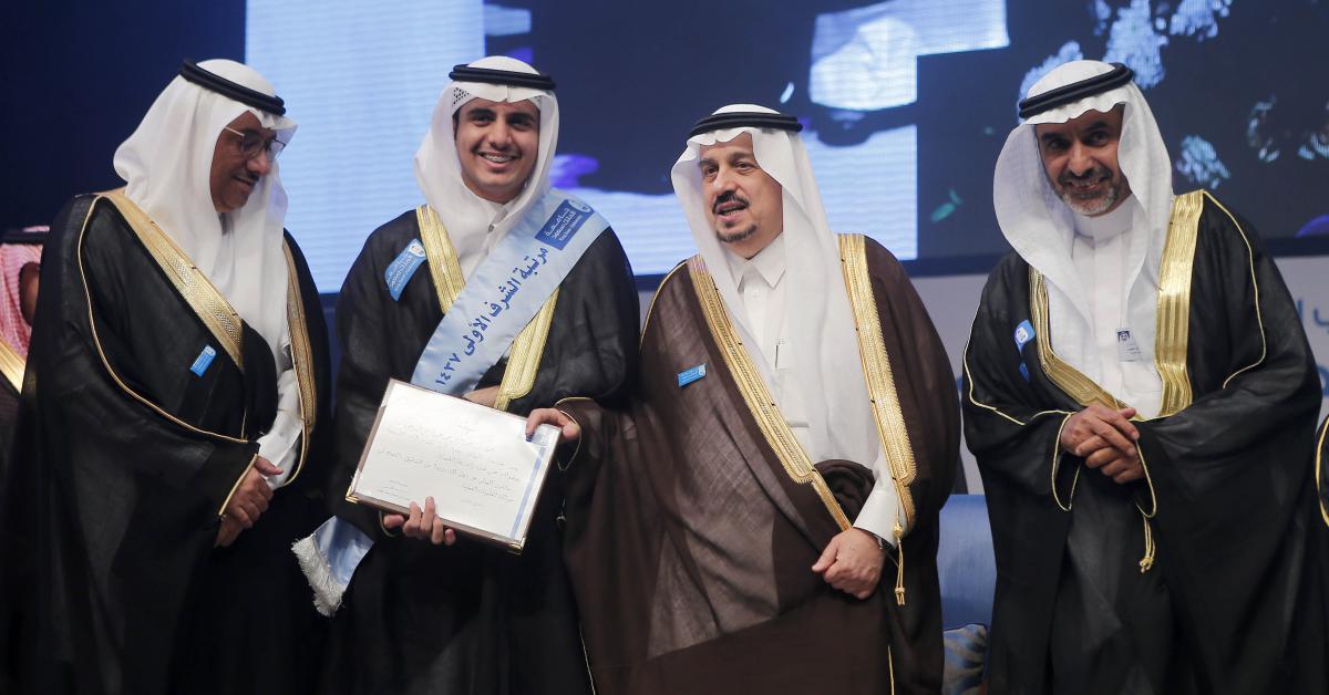 متى يعتبر الطالب خريج جامعة الملك سعود