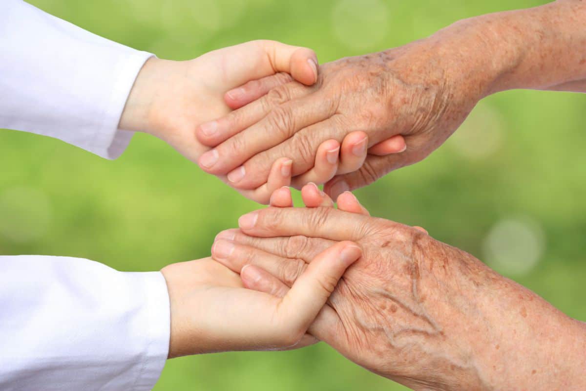 أجمل وأروع إذاعة مدرسية عن بر الْوَالِدَيْنِ كاملة العناصر