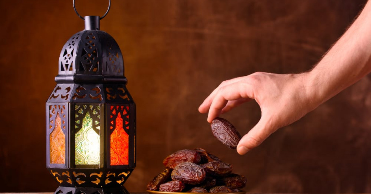 لمن تدفع كفارة الصيام؟ وهل يجوز تأخير دفعها للمريض؟