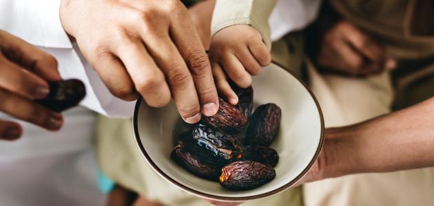 ما حكم من أفطر في رمضان بعذر ولم يقض؟ كفارة الإفطار المتعمد في رمضان؟