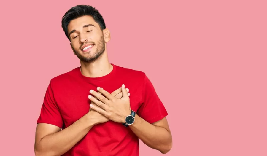 علامات حب الرجل للمرأة سراً في علم النفس