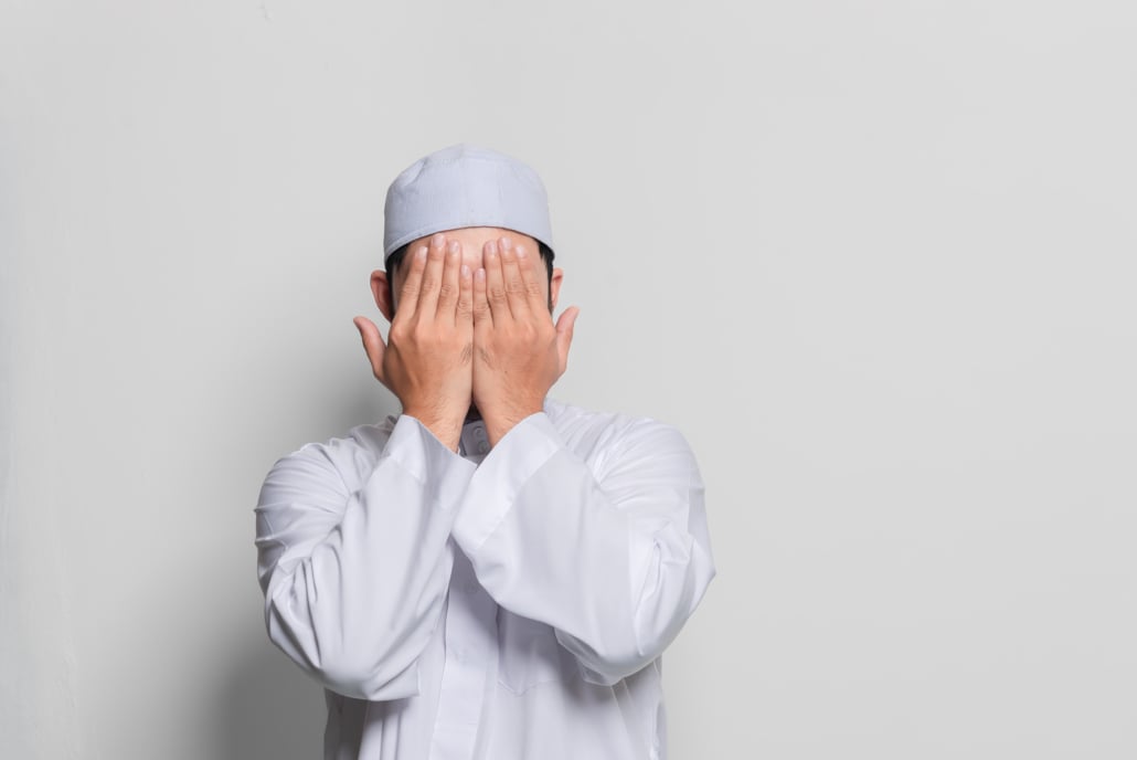 هل كان الرسول يمسح وجهه بعد الدعاء؟! حكم مسح الوجه بعد الدعاء